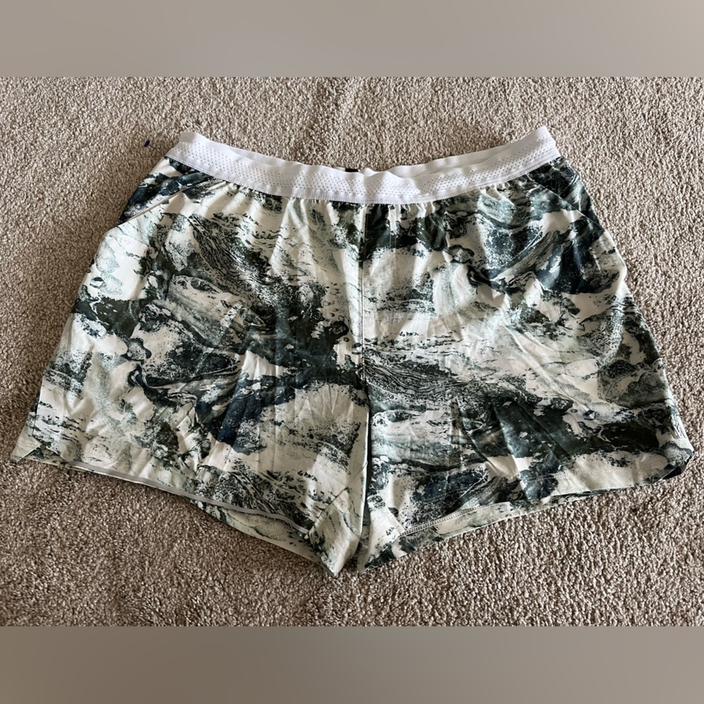 VRST 5” NWT Printed Shorts